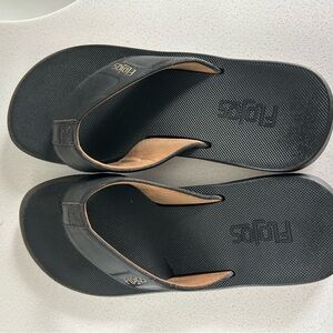FLOJOS Black Flip Flops